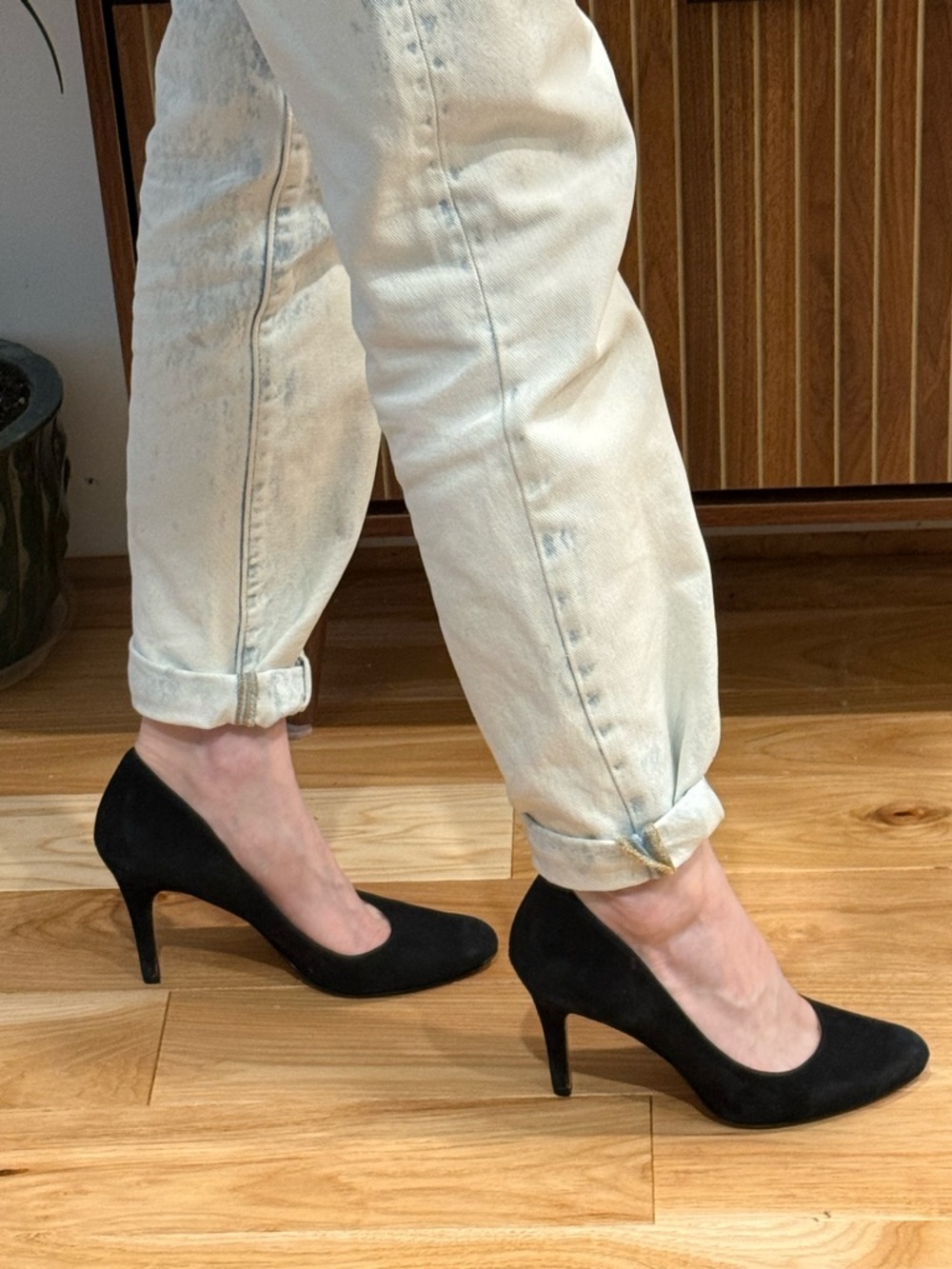 Nine West Black Suede Pumps Size 7.5 Pointed Almond Toe Classic Stiletto Heels